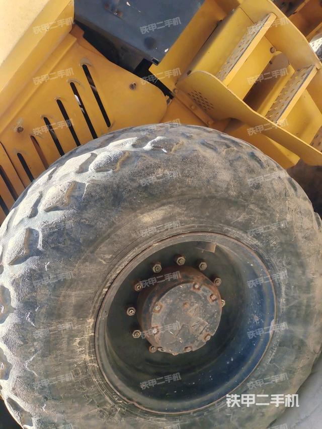 后輪左側(cè)全景（壓路機(jī)前后車架）