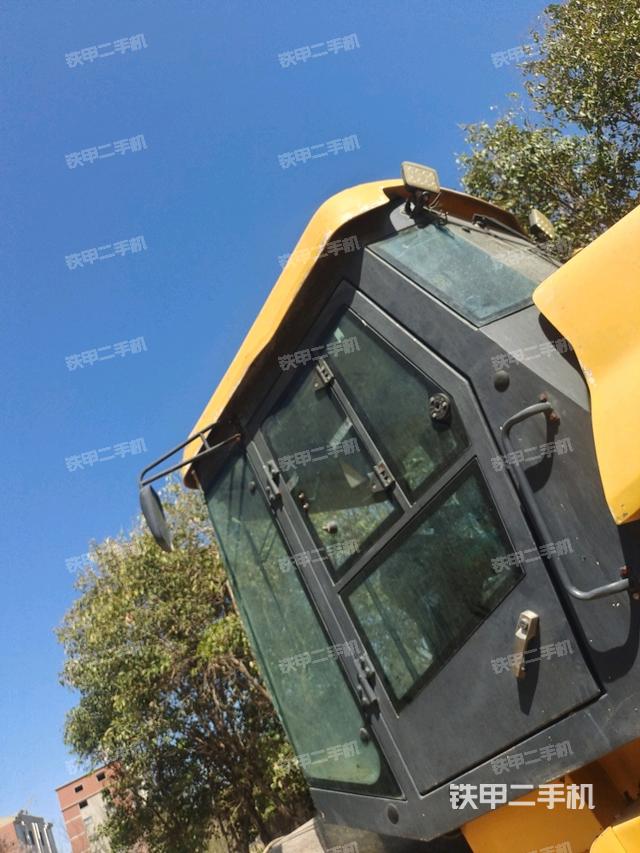 右側(cè)正面照（壓路機(jī)駕駛室）