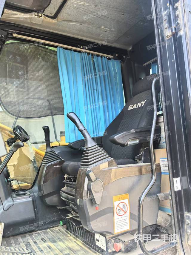 駕駛室整體(整機(jī)外觀) 駕駛室整體(整機(jī)外觀)