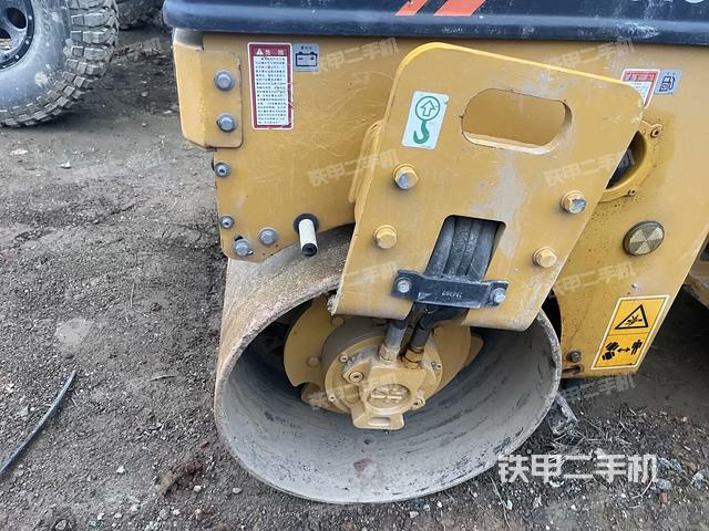 后輪右側(cè)全景（壓路機(jī)前后車架）