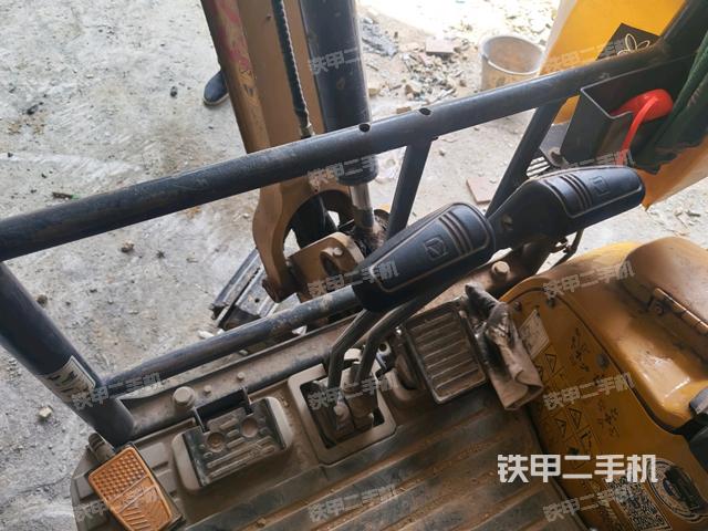 行走控制手柄和踏板?俯拍（駕駛室部分）