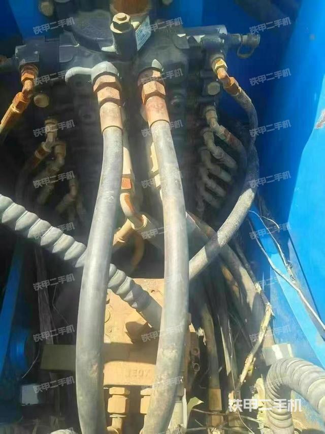 回轉(zhuǎn)馬達和主控閥（整機外觀）