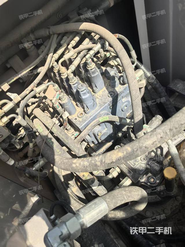 回轉(zhuǎn)馬達(dá)和主控閥（整機(jī)外觀）