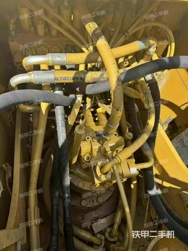 回轉馬達和主控閥（整機外觀）