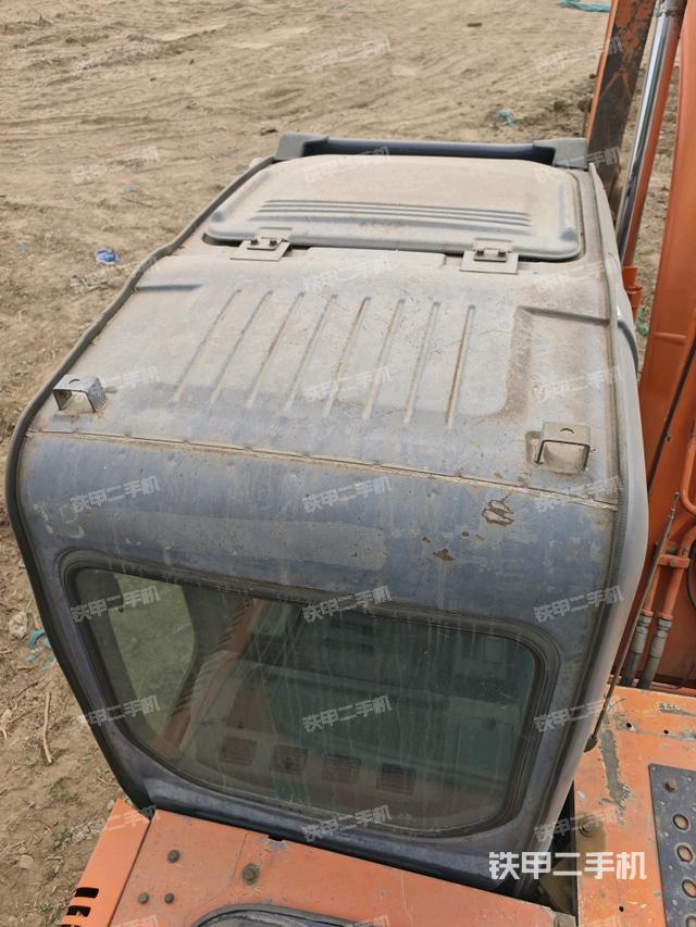 駕駛室頂部（整機外觀）