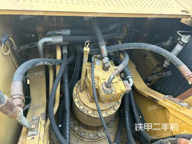 回轉馬達和主控閥(整機外觀) 回轉馬達和主控閥(整機外觀)