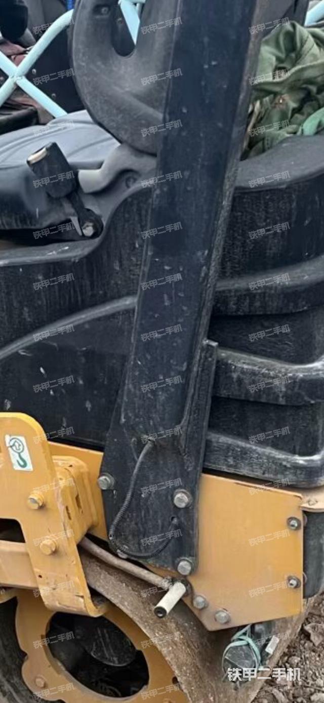 右側(cè)正面照（壓路機(jī)駕駛室）