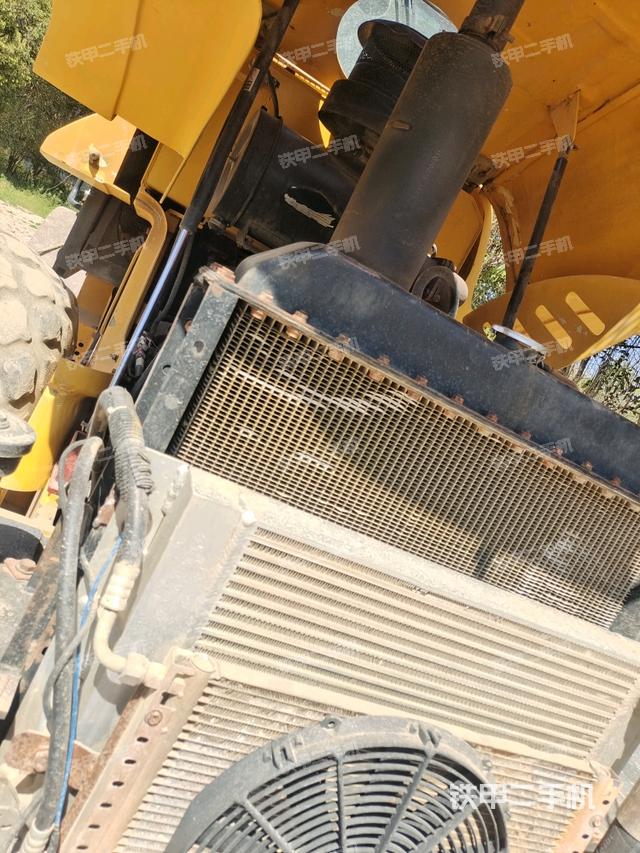 發(fā)動(dòng)機(jī)艙液壓泵全景（壓路機(jī)發(fā)動(dòng)機(jī)艙）