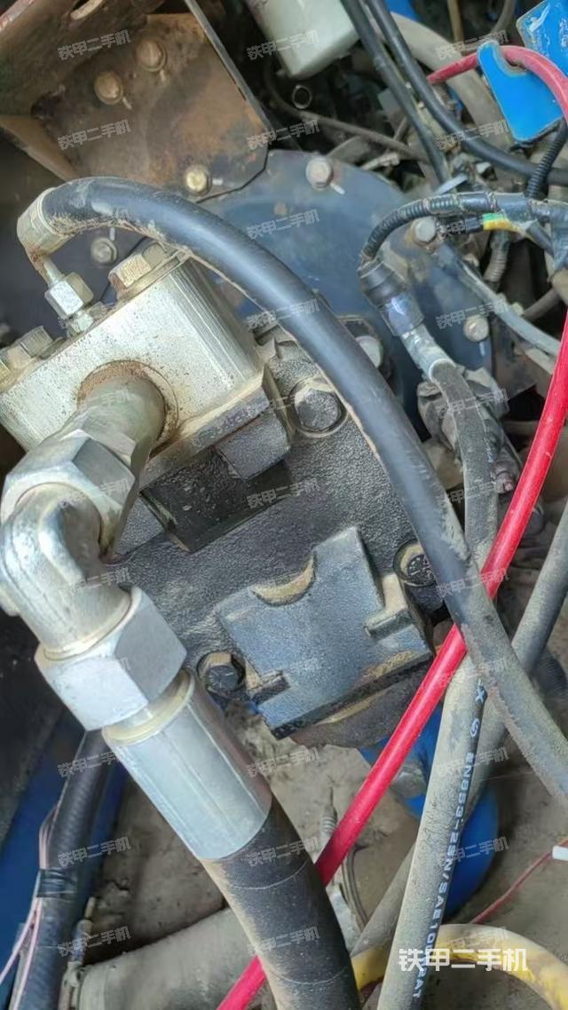 液壓泵艙室正面整體（整機外觀）