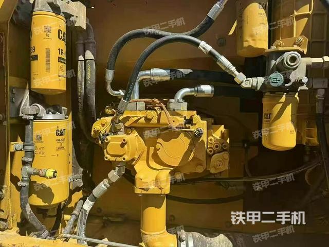 液壓泵艙室正面整體（整機外觀）