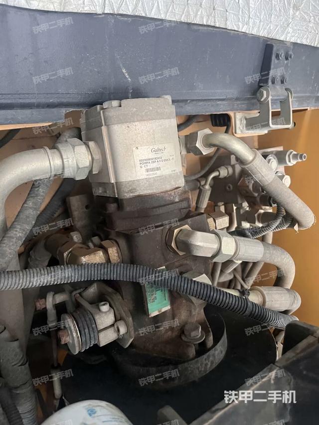 發(fā)動(dòng)機(jī)艙液壓泵全景（壓路機(jī)發(fā)動(dòng)機(jī)艙）