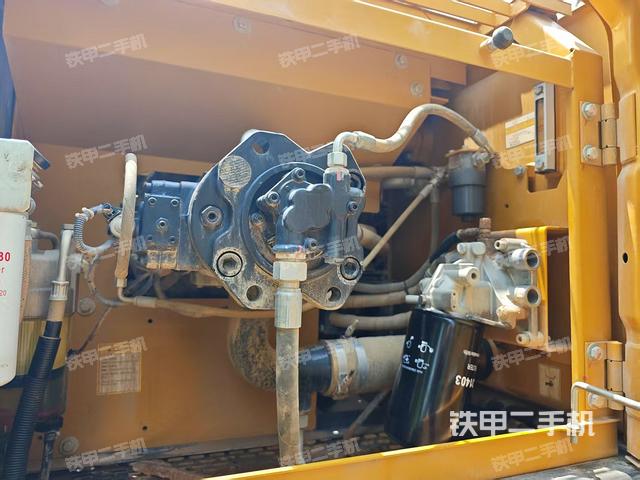 液壓泵艙室正面整體(整機(jī)外觀) 液壓泵艙室正面整體(整機(jī)外觀)