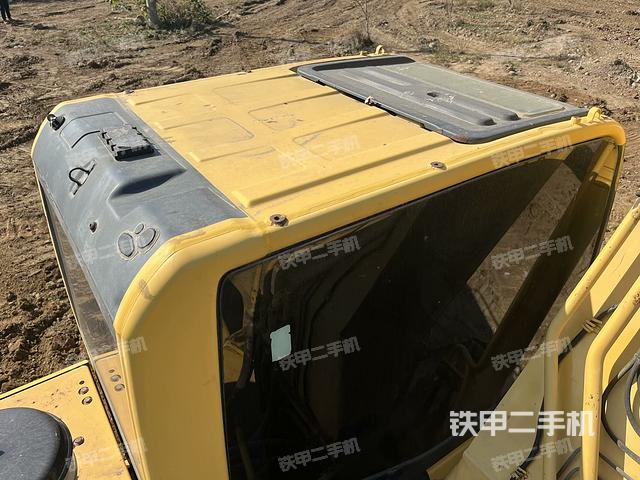 駕駛室頂部(整機(jī)外觀) 駕駛室頂部(整機(jī)外觀)