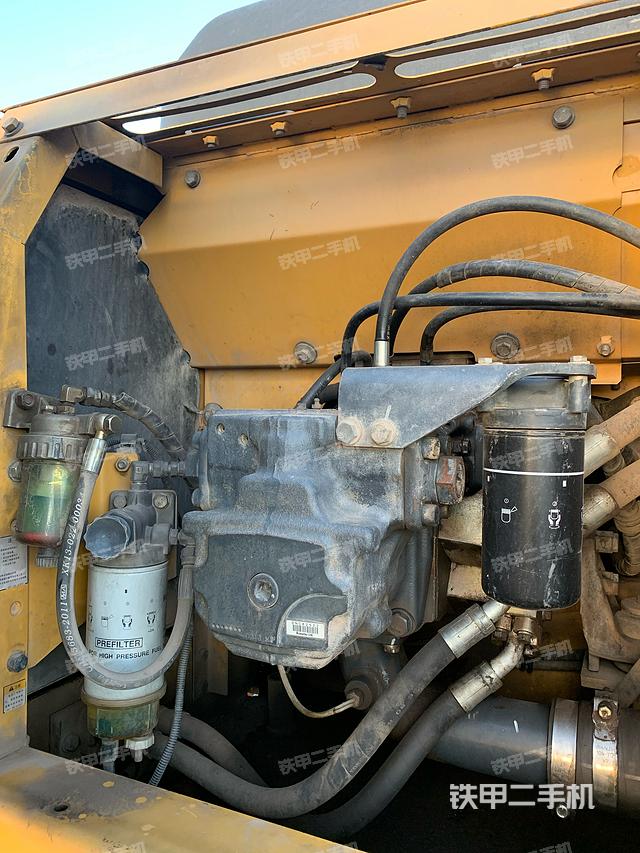 液压泵舱室正面整体（整机外观）