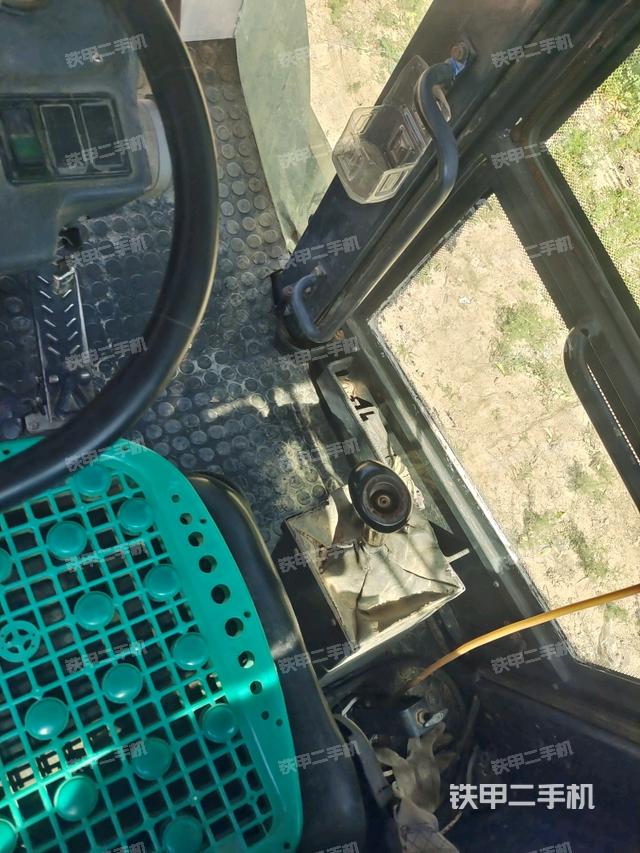 駕駛室內(nèi)座椅、儀表操作手柄全景（壓路機(jī)駕駛室）