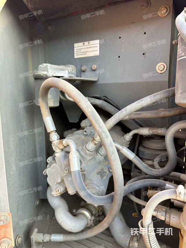 液压泵舱室正面整体（整机外观）