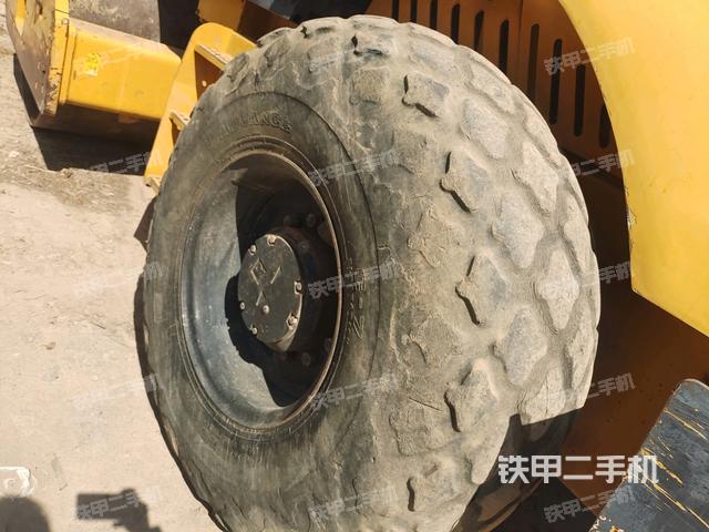 后輪右側(cè)全景（壓路機(jī)前后車架）