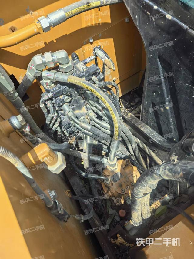 回轉(zhuǎn)馬達(dá)和主控閥（整機(jī)外觀）