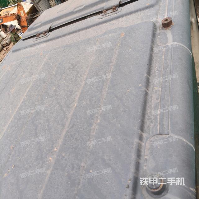 駕駛室頂部(整機(jī)外觀) 駕駛室頂部(整機(jī)外觀)