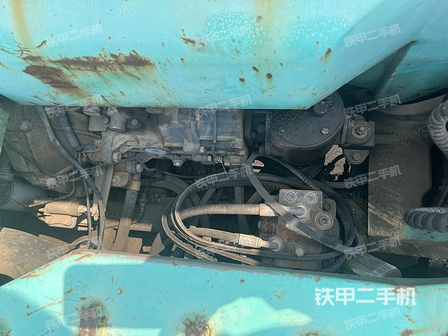 液压泵舱室正面整体（整机外观）