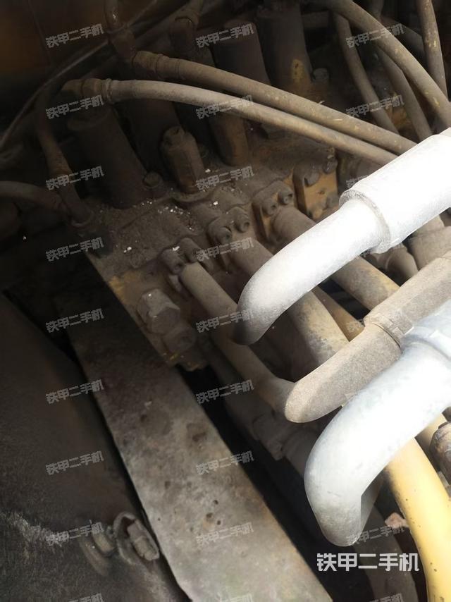 回转马达和主控阀（整机外观）