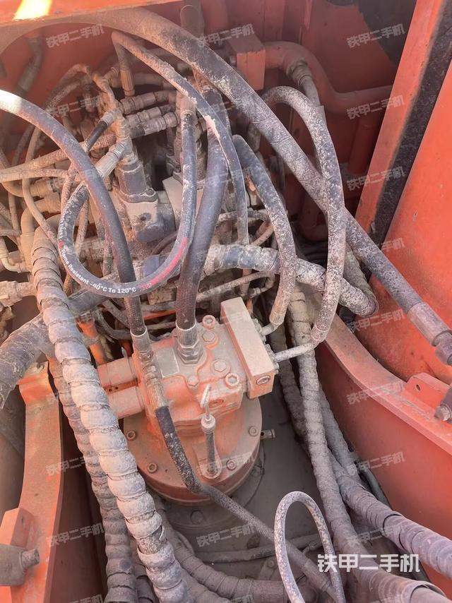 回转马达和主控阀（整机外观）