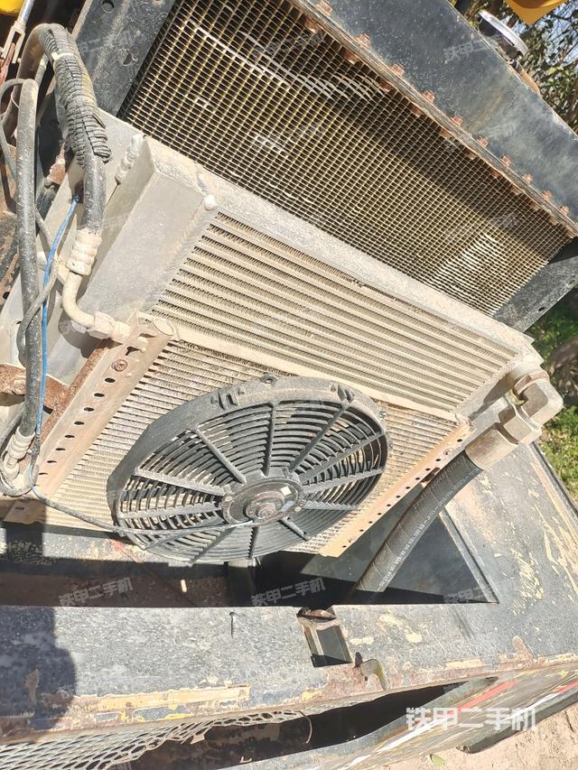 發(fā)動(dòng)機(jī)左側(cè)全景（壓路機(jī)發(fā)動(dòng)機(jī)艙）