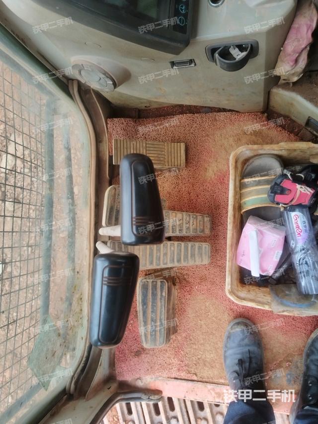 行走控制手柄和踏板 俯拍（驾驶室部分）