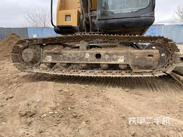 單側(cè)履帶整體(整機(jī)外觀) 單側(cè)履帶整體(整機(jī)外觀)