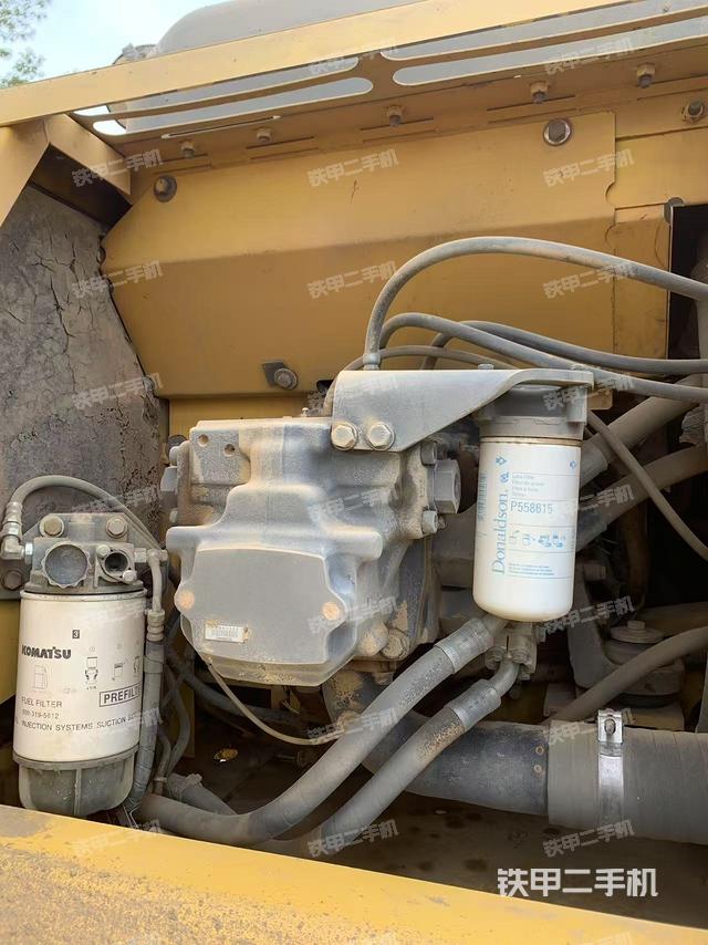 液壓泵艙室正面整體（整機外觀）