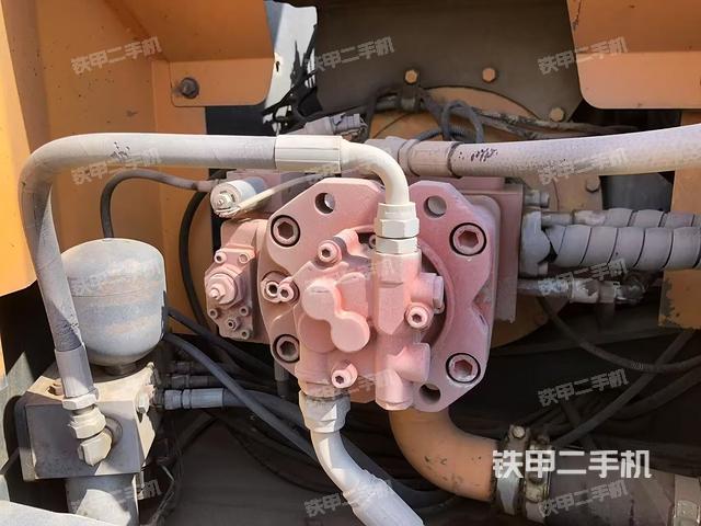 液压泵舱室正面整体（整机外观）