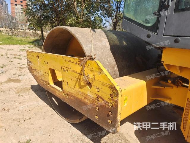 前輪左側(cè)減震塊連接及部件（壓路機(jī)前后車架）