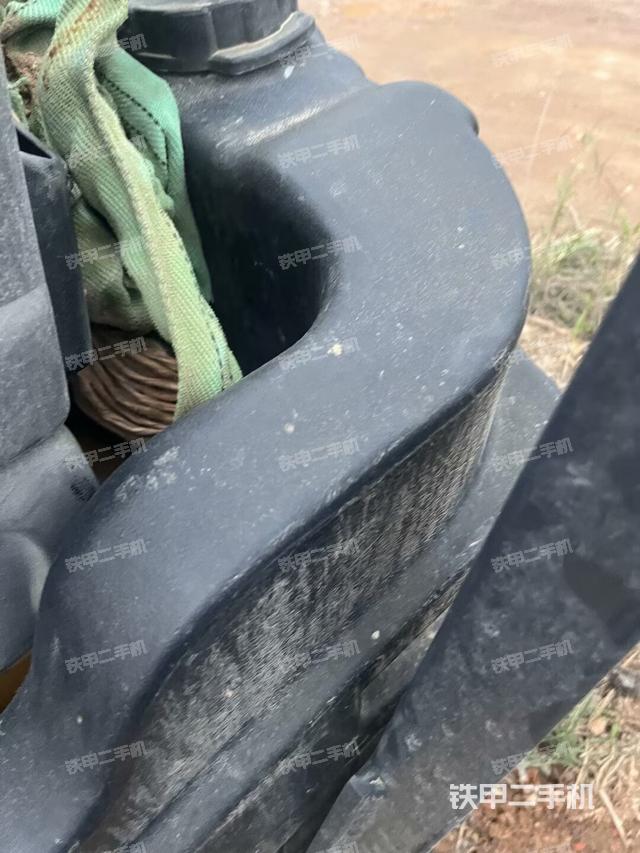 左側(cè)正面照（壓路機(jī)駕駛室）