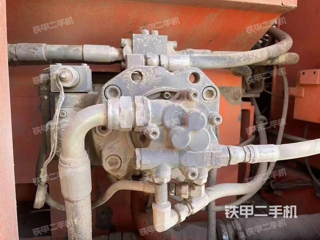 液壓泵艙室正面整體(整機外觀) 液壓泵艙室正面整體(整機外觀)