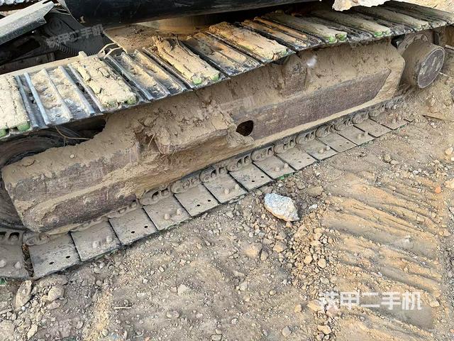 單側(cè)履帶整體(整機(jī)外觀) 單側(cè)履帶整體(整機(jī)外觀)