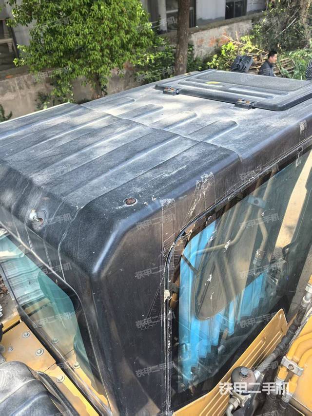 駕駛室頂部(整機(jī)外觀) 駕駛室頂部(整機(jī)外觀)