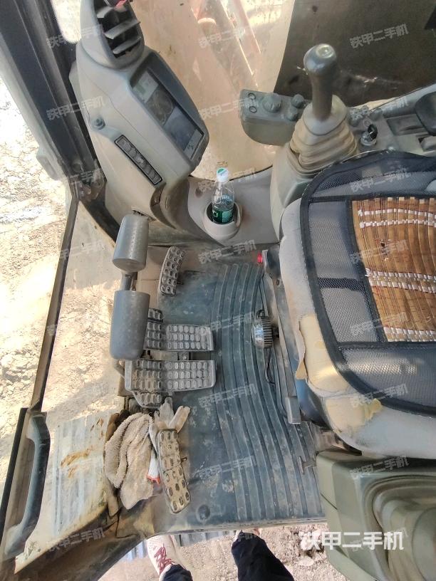 行走控制手柄和踏板?俯拍（駕駛室部分）