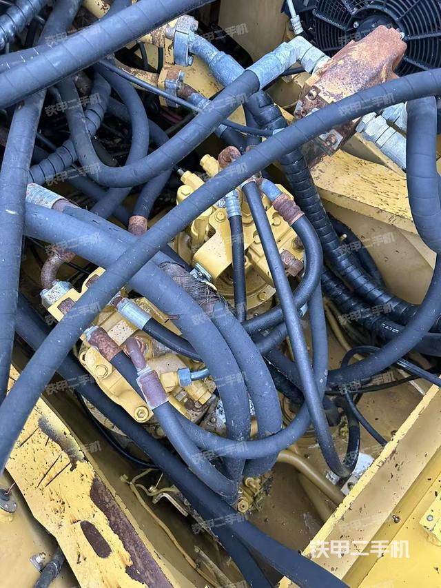 回轉(zhuǎn)馬達(dá)和主控閥（整機(jī)外觀）