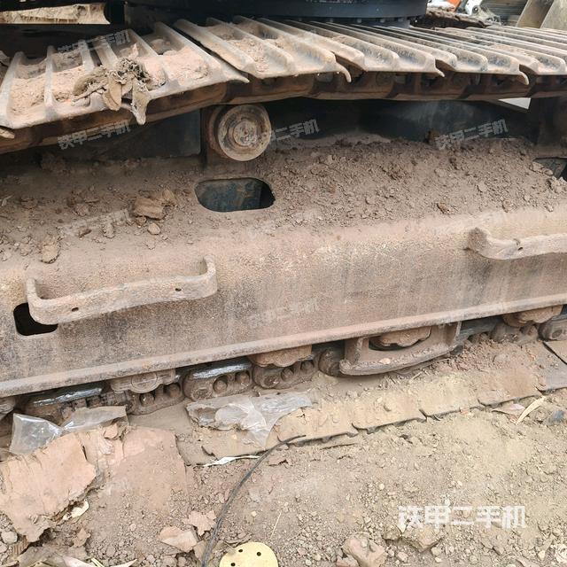 單側(cè)履帶整體(整機(jī)外觀) 單側(cè)履帶整體(整機(jī)外觀)