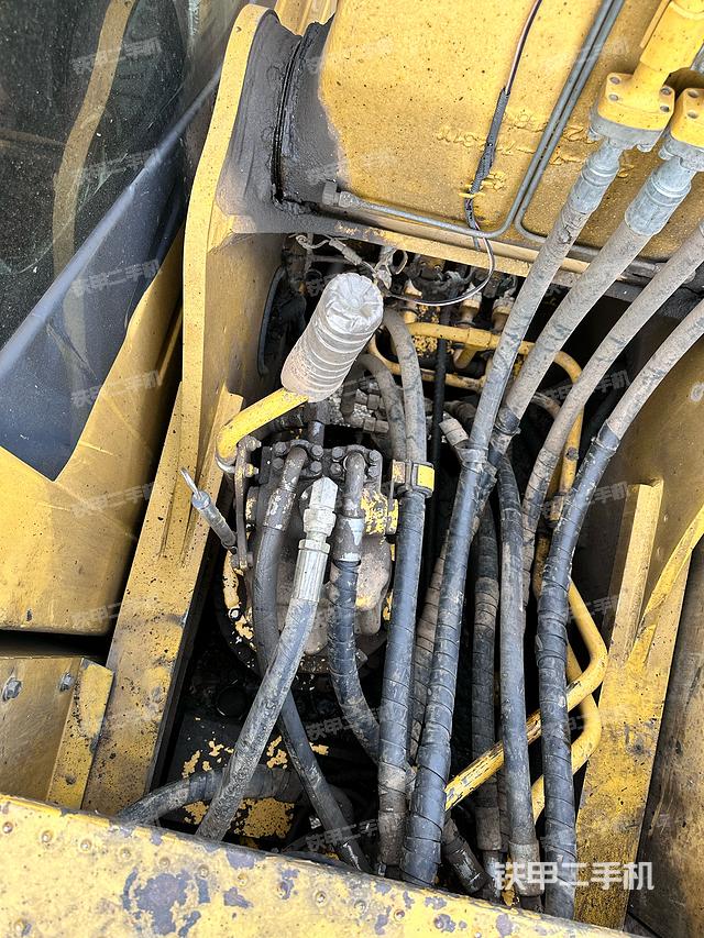 回转马达和主控阀（整机外观）