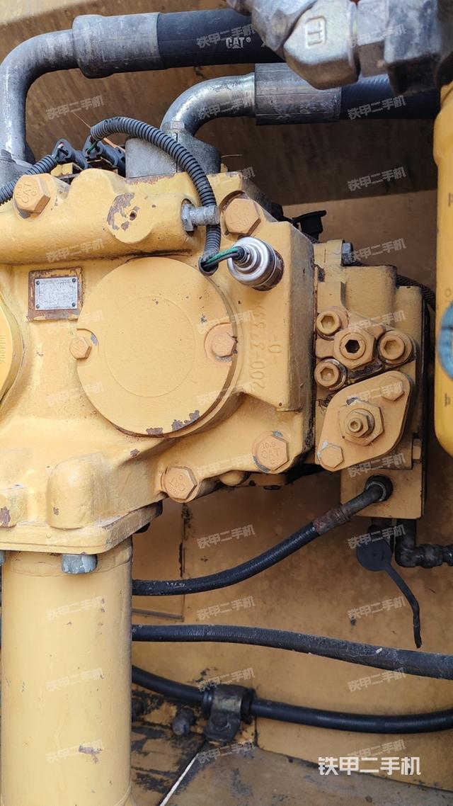 液壓泵艙室正面整體(整機外觀) 液壓泵艙室正面整體(整機外觀)