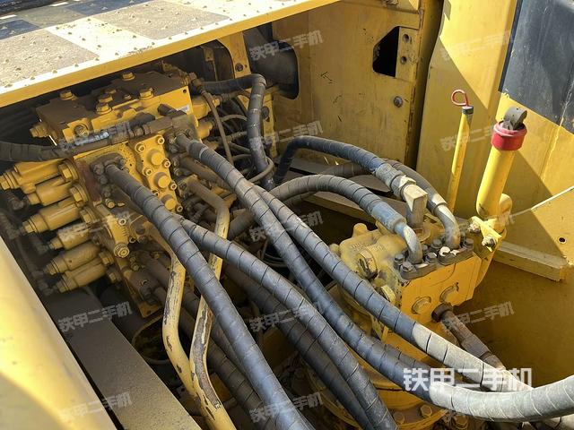 回轉(zhuǎn)馬達(dá)和主控閥(整機(jī)外觀) 回轉(zhuǎn)馬達(dá)和主控閥(整機(jī)外觀)