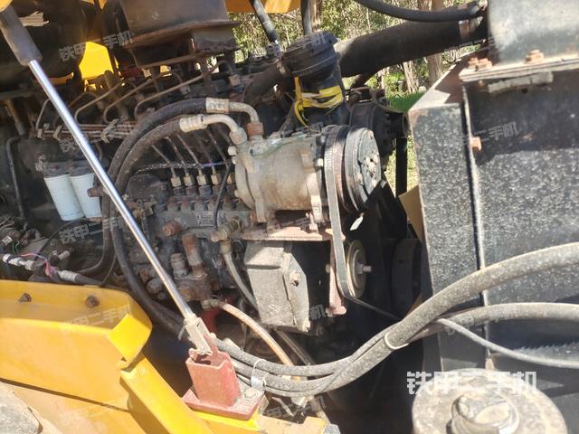 發(fā)動(dòng)機(jī)艙全景（壓路機(jī)發(fā)動(dòng)機(jī)艙）