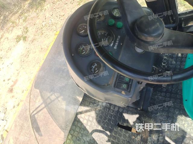 駕駛室側(cè)向上照全景（壓路機(jī)駕駛室）