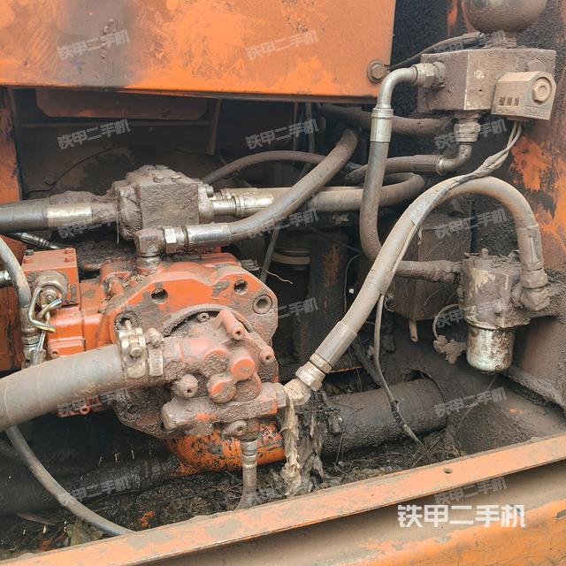 液壓泵艙室正面整體（整機外觀）