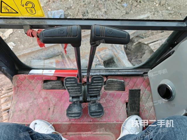 行走控制手柄和踏板?俯拍（駕駛室部分）