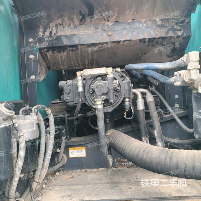 液壓泵艙室正面整體(整機(jī)外觀) 液壓泵艙室正面整體(整機(jī)外觀)