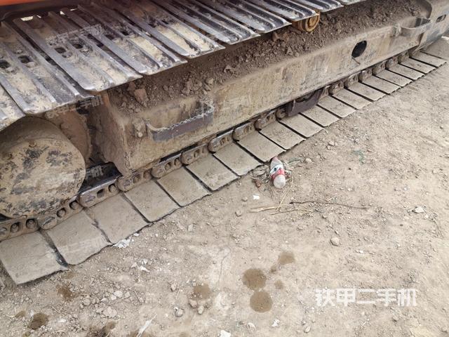 單側(cè)履帶整體(整機外觀) 單側(cè)履帶整體(整機外觀)