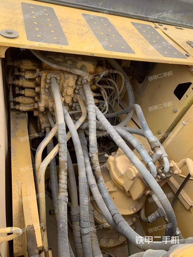 回轉(zhuǎn)馬達和主控閥（整機外觀）