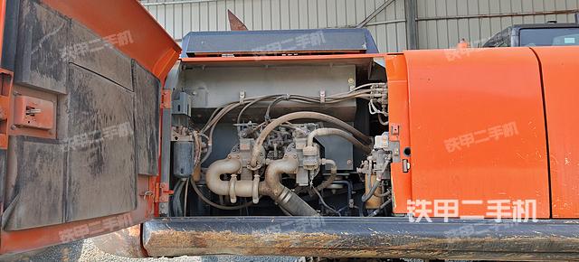 液壓泵艙室正面整體（整機外觀）